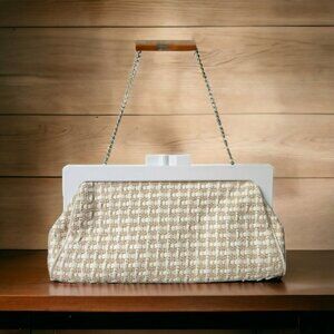 Vintage STRAW & PLASTIC CLUTCH Woven Tan White Straw Chunky Plastic Kiss Lock